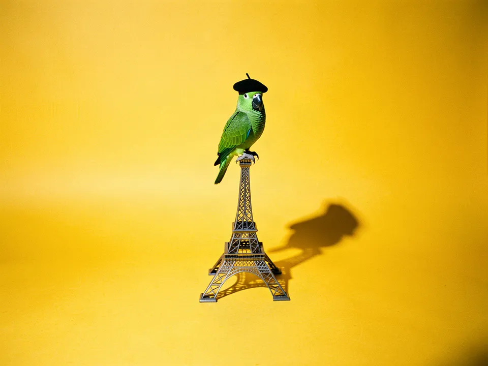 Un loro verde con boina sobre una Torre Eiffel en miniatura