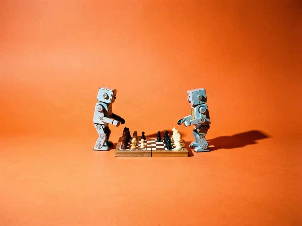 Dos robots de juguete de lata jugando ajedrez