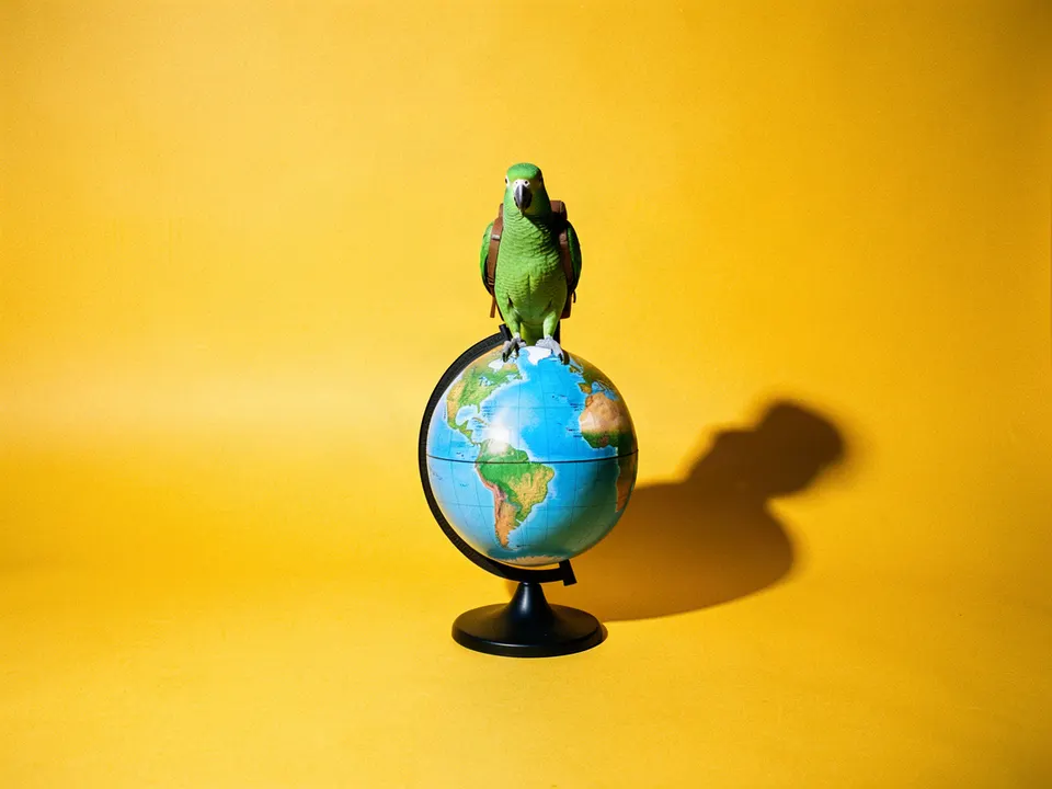 Un loro verde con mochila parado sobre un globo terráqueo