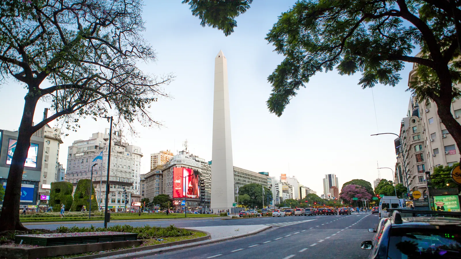 El Obelisco en la avenida 9 de Julio, Buenos Aires