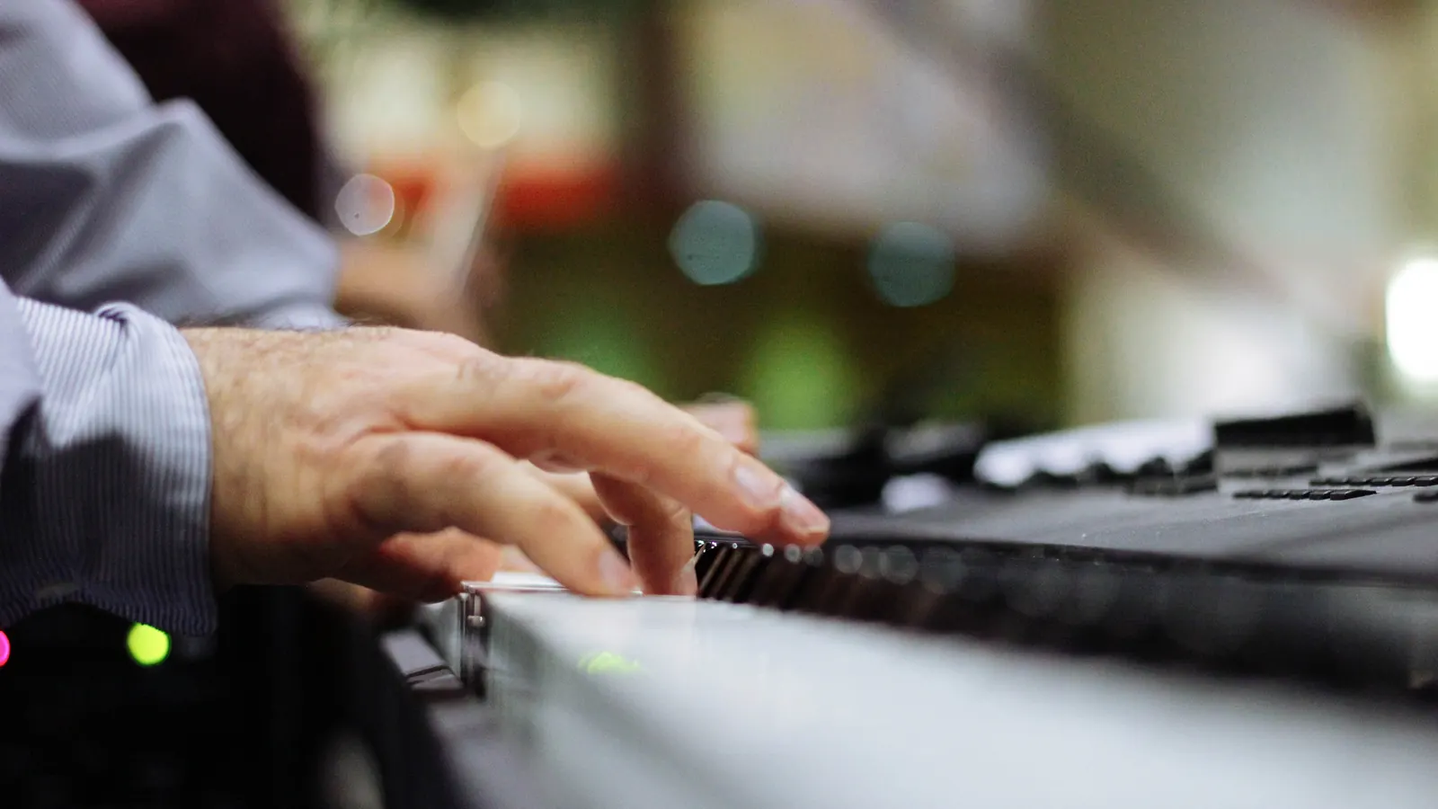 Una mano toca un teclado digital