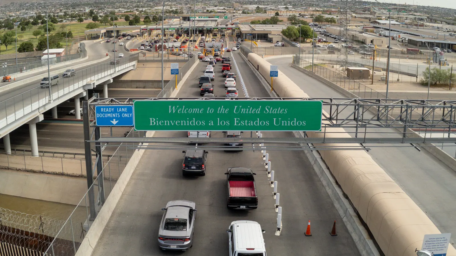 Garita del Puente de las Américas en El Paso, con el letrero de bienvenida a Estados Unidos