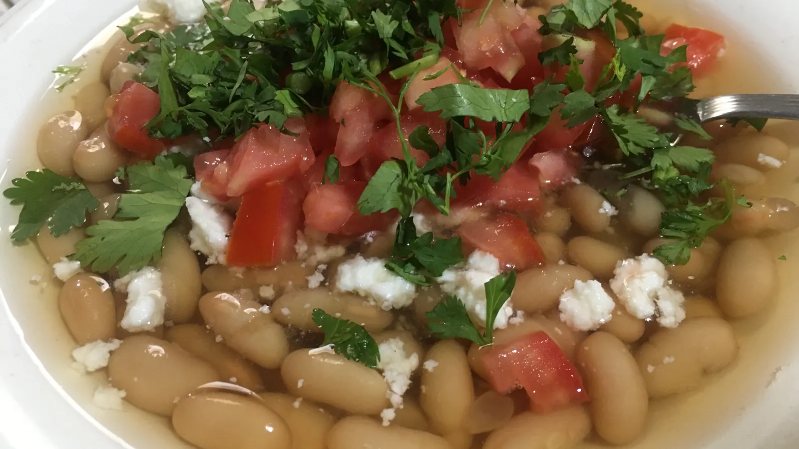 Frijoles de olla con jitomate, cilantro y queso fresco