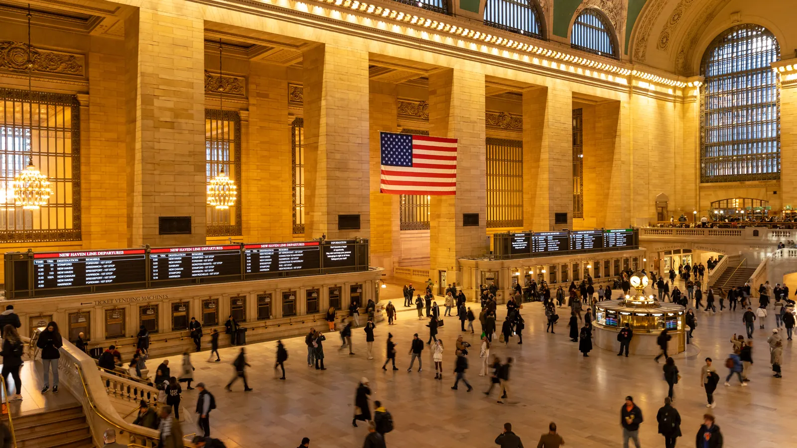 Viajeros cruzando el vestíbulo principal de Grand Central, Nueva York