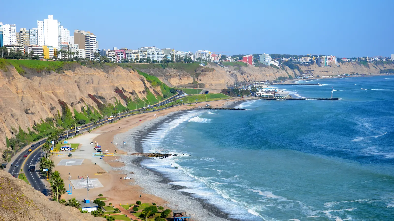 La Costa Verde de Miraflores, en Lima, con los acantilados y el Pacífico