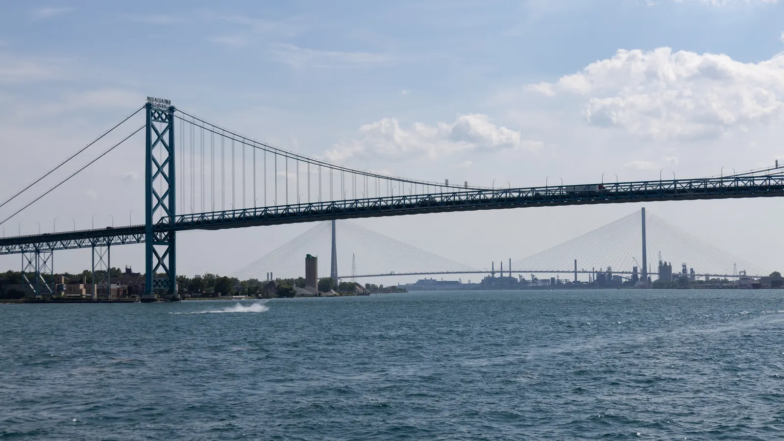 Puente Ambassador entre Detroit y Windsor, la frontera de Estados Unidos y Canadá